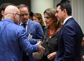 La ministra española de Transición Ecológica, Teresa Ribera, escucha en Bruselas a su homólogo italiano Roberto Cingolani.