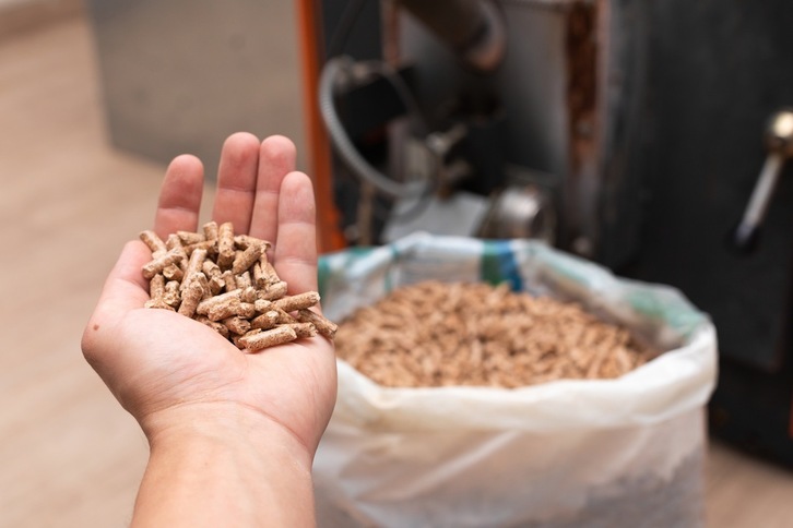  Los pellet son pequeños cilindros triturados y prensados elaborados con virutas o restos de podas y desbroces.