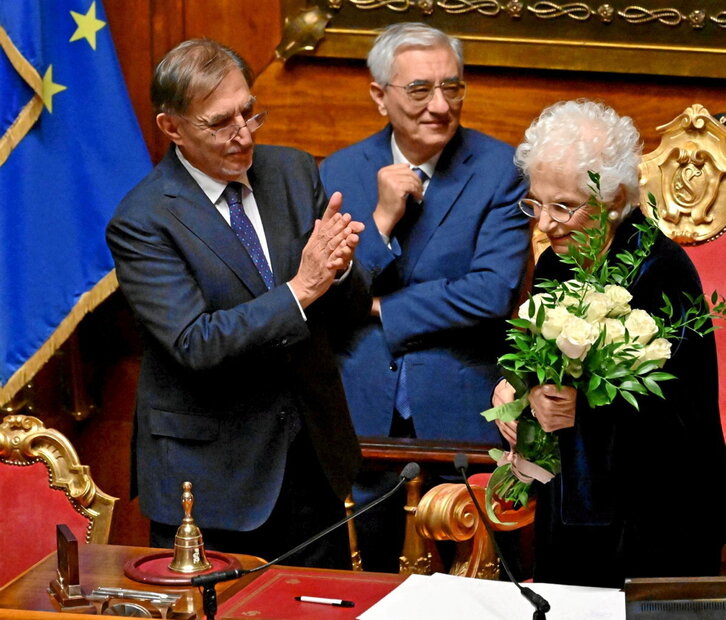 Ignazio La Russa aplaude a Liliana Segre tras entregarle un ramo de flores.