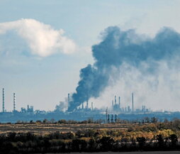 Una columna de humo se eleva en una central eléctrica ucraniana atacada en Donetsk.