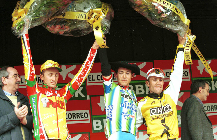 Davide Rebellin, en el podio de Zornotza con Roberto Heras y David Etxebarria en 1999.