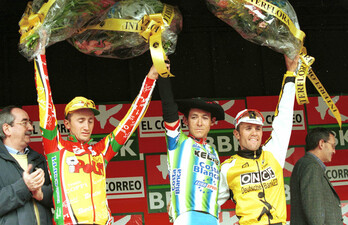 Davide Rebellin, en el podio de Zoronotza con Roberto Heras y David Etxebarria en 1999.