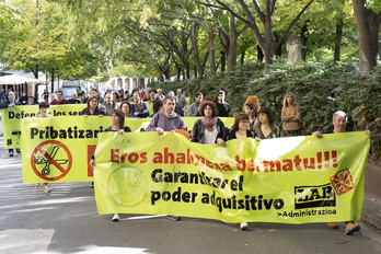 Algunas de las pancartas que se han desplegado en la manifestación de LAB en Iruñea.