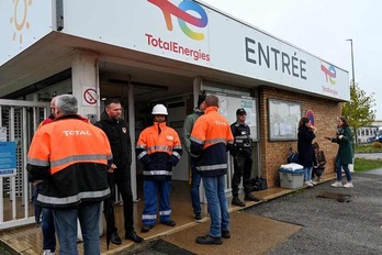 Huelguistas a la entrada de un depósito de TotalEnergies al norte de Dunkerque.