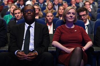 El ya extitular de Finanzas, Kwasi Kwarteng y la primera ministra, Liz Truss, en un acto en Birmingham el 2 de octubre.