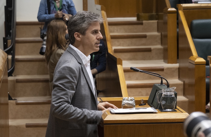 Unai Fernández de Betoño ha presentado en el Parlamento de Gasteiz una proposición no de ley.