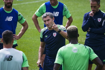 Valverde dando instrucciones a sus jugadores en Lezama.