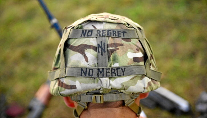 Un soldado ucraniano, con un símbolo nazi en su casco, en un entrenamiento con fuerzas británicas en el sur de Inglaterra.