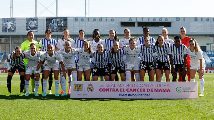 Las jugadoras de los dos equipos posan juntas antes del encuentro en apoyo a las mujeres que sufren cáncer de mama.