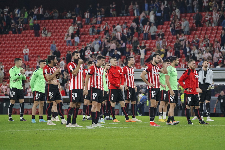 Los jugadores del Athletic agradecen el apoyo de la afición al acabar el partido ante el Atlético.