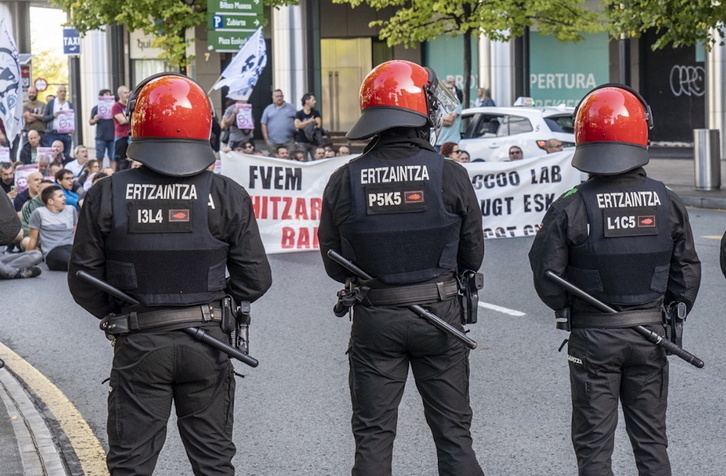 El corte de tráfico para denunciar el bloqueo de la negociación del convenio del metal de Bizkaia ha tenido lugar ante la sede de FVEM.