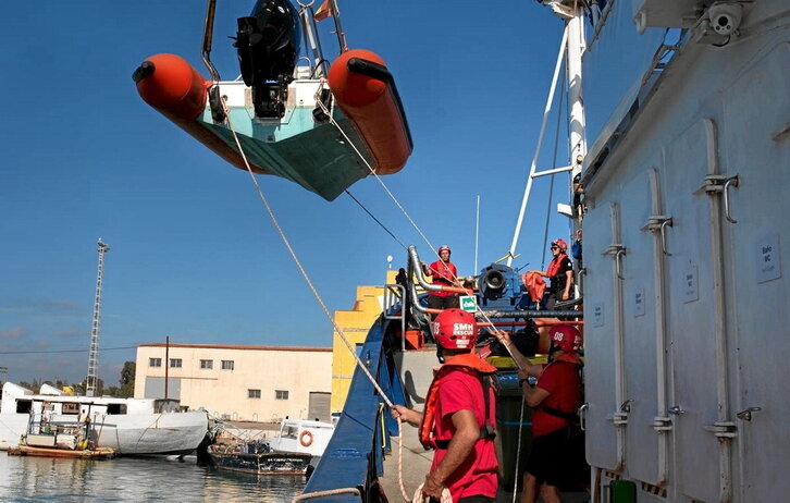 Labores de aprovisionamiento del Aita Mari en el puerto de Castelló, en una imagen de archivo.