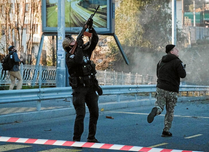 Soldados y policías tratan de abatir a los drones lanzados contra la capital ucraniana.