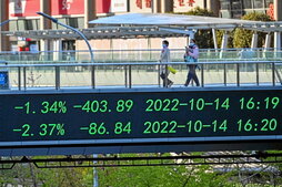 Cotizaciones de bolsa en un puente de Shanghai.