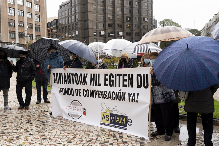 Concentración anterior de la asociación Asviamie, en Bilbo.