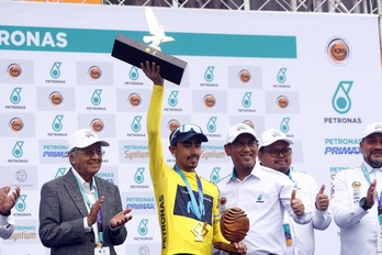 Iván Ramiro Sosa, con su maillot amarillo y el trofeo de ganador de Langkawi.
