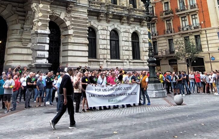 Concentración de los trabajadores de Bizkaibus ante la Diputación Foral de Bizkaia.