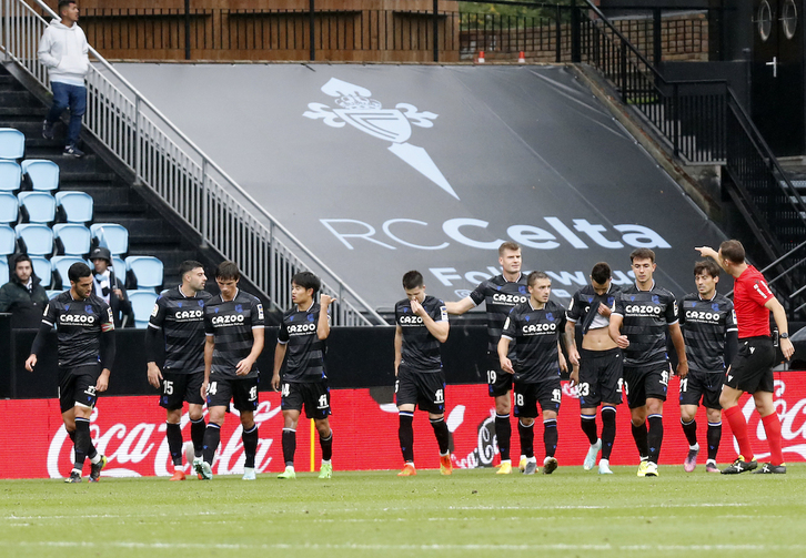 Los diez jugadores de campo de la Real, tras celebrar el gol de la victoria de Vigo.