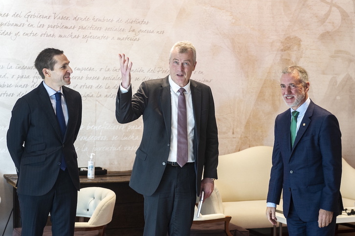 El CEO de Siemens Gamesa, Jocken Eickholt, conversando con el Lehendakari Urkullu.