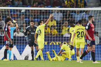 Un resignado Sergio Herrera ve la amarilla tras cometer penalti sobre Baena.