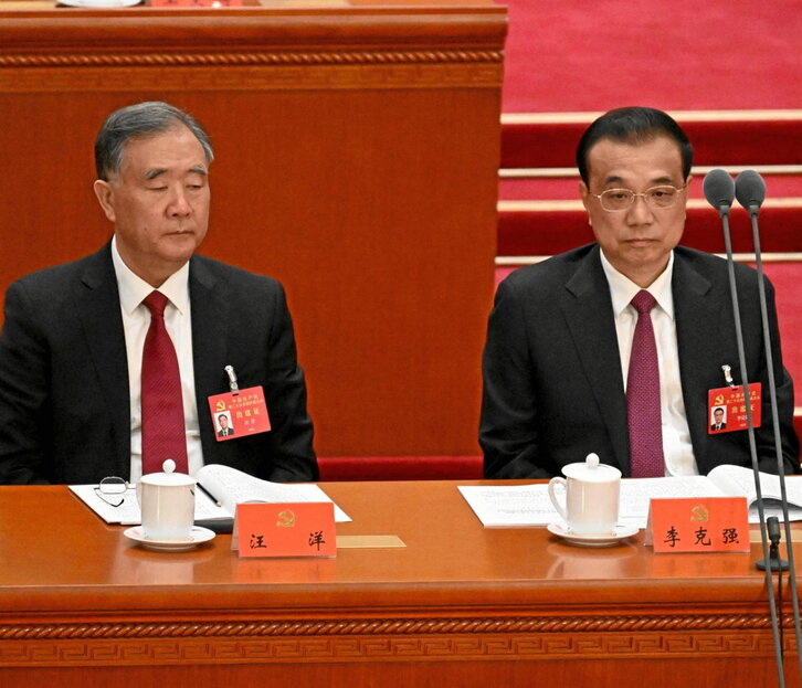 El primer ministro, Li Keqiang. A su izquierda, uno de sus posibles sucesores, Wang Yang.