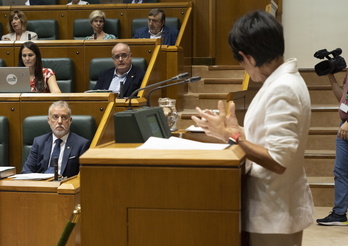 Maddalen Iriarte, durante una intervención anterior en el Parlamento de Gasteiz, bajo la mirada de Iñigo Urkullu.