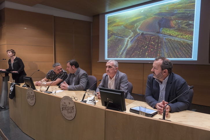 Representantes de ABRA y cargos institucionales, en la presentación de una campaña de promoción de Rioja alavesa en 2017.