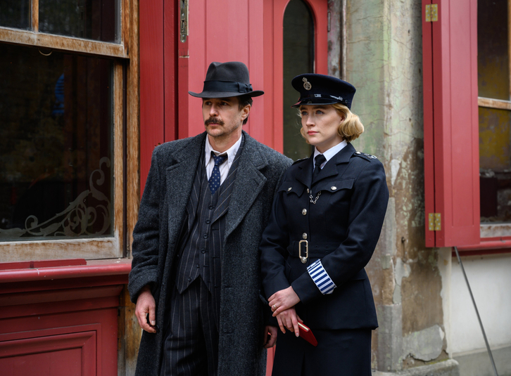 Sam Rockwell y Saoirse Ronan investigan asesinatos teatrales.