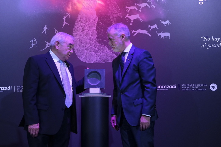Jokin Otamendi, presidente de Aranzadi, ha entregado al lehedakari una réplica del monumento a Aita Donostia.