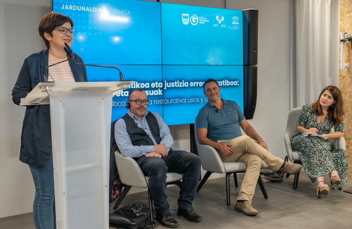 María del Río, Kieran McEvoy y Roberto Moreno, en la conferencia sobre Justicia Restaurativa.