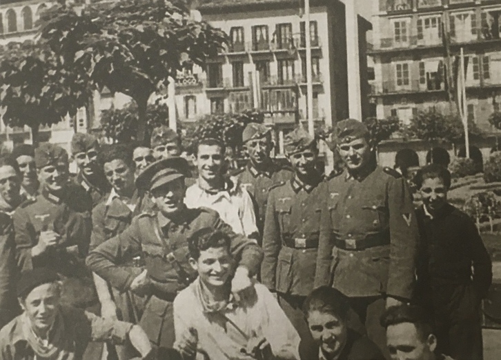 Soldados de la Wehrmacht, junto a varios mozos en la plaza del Castillo, en los sanfermines de 1940.