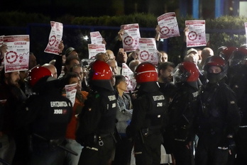 Concentración de trabajadores del Metal, este jueves ante la sede de Tecuni, en Ortuella.