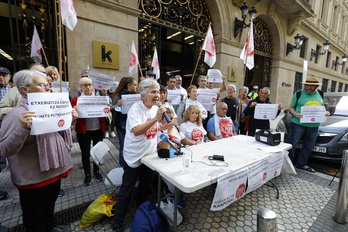Concentración de Stop Desahucios en la sede de Kutxabank en Donostia el pasado 6 de octubre.