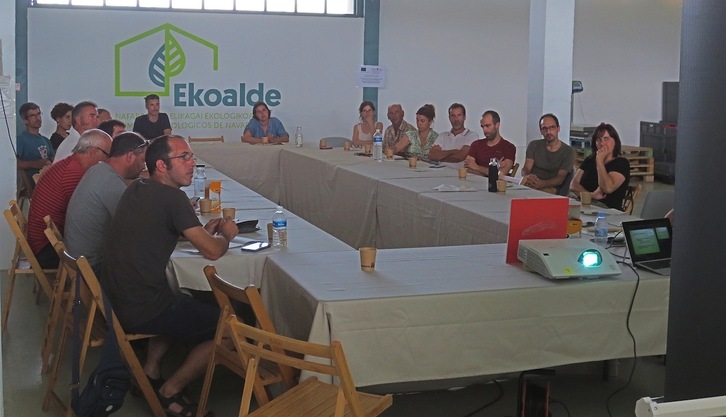 Imagen de una de las asambleas celebradas por los productores miembros de la asociación Ekoalde.  
