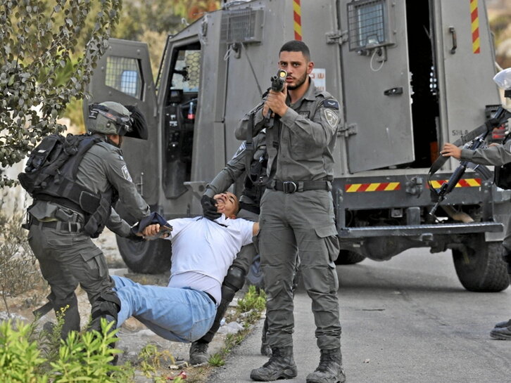 Gazte palestinar baten atxiloketa Ramallahn.