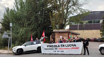 La caravana de coches de este viernes ha sido la primera de las movilizaciones del sector del vino en Araba.