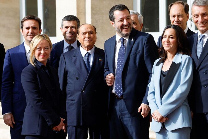 Meloni, Berlusconi y Salvini, con gesto distendido en su visita al Quirinal, el palacio presidencial.