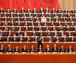 Aplausos al únísono de los dirigentes del PCCh a la llegada del líder, Xi Jinping.