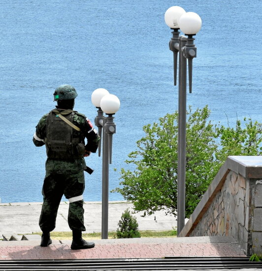 Soldado ruso patrulla la orilla del río Dniéper en Jerson.