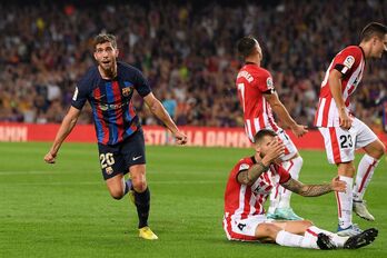 Sergi Roberto celebra el segundo gol culé ante la desesperación de la zaga rojiblanca.