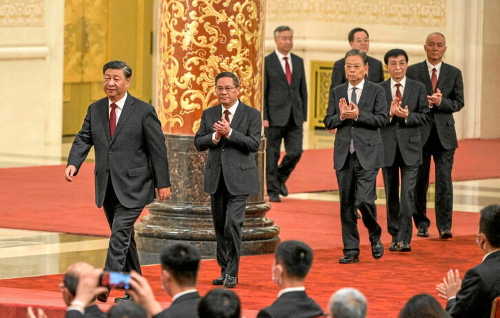 Xi Jinping segido por Li Qiang, Li Xi, Zhao Leji, Ding Xuexiang, Wang Huning y Cai Qi, «su» Comité Permanente del Politburó.