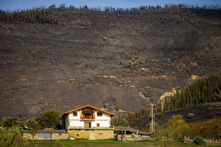 Esta casa se ha librado por los pelos del incendio declarado en Balmaseda.