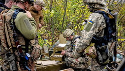 Militares ucranianos revisan sus municiones en una posición en la línea del frente en la región de Donetsk.