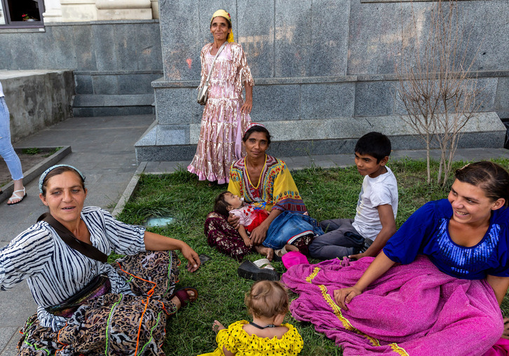 Mujeres de etnia gitana en las calles de la ciudad ucraniana de Leópolis.