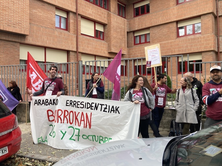 Concentración ante la Residencia Mercedarias en Gasteiz.