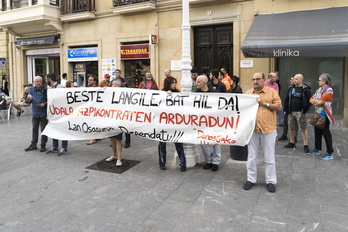 Donostiako Udaleko enpresa batzordeak elkarretaratzea egin du, azken lan heriotza salatzeko.