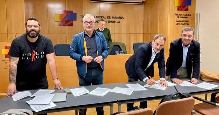 Representantes sindicales y patronal, en la firma del preacuerdo.