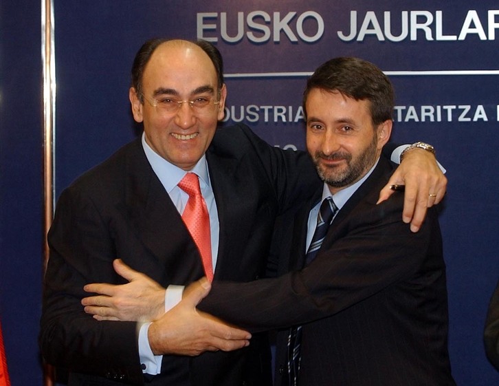 Sánchez Galán celebra un acuerdo con Lakua con el consejero Josu Jon Imaz en 2003, poco después de acceder al cargo.
