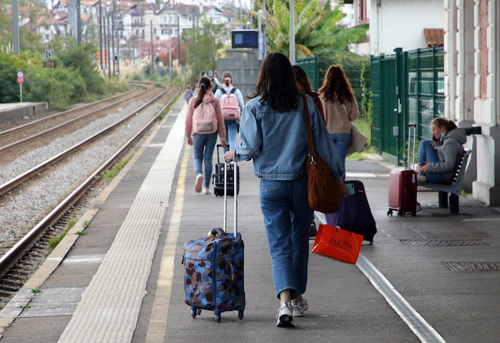 Un grupo de viajeras en la estación de tren de Donibane Lohizune.