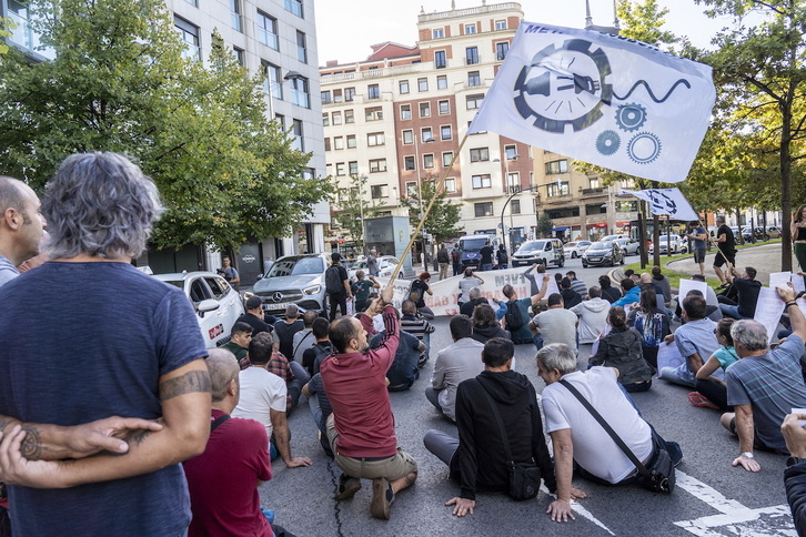 Bizkaiko metalgintzako langileak patronalaren aurrean errepidea mozten duela egun batzuk, protesta batean